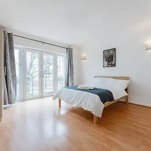Up To 4 People, In A Share House Next To Bridge Apartment