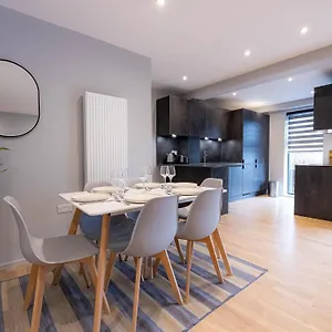 Ferienhaus Luxurious Hackney Near Train Station, London