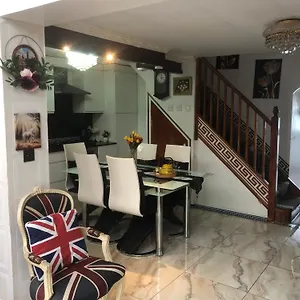 Cheerful 4 Bedroom House With Garden Free Parking Сasa de vacaciones