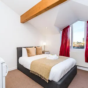 Gasthof Riverbank, London